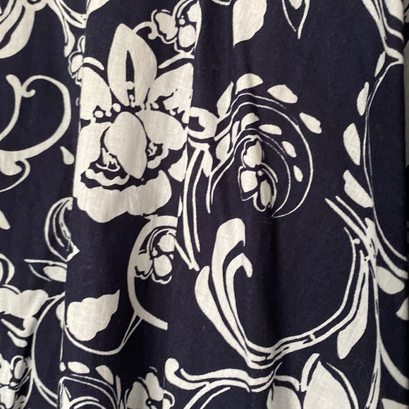 ⭐️ Host Pick ⭐️ NWT - Navy/White Floral A Line Skirt - Picture 2 of 10